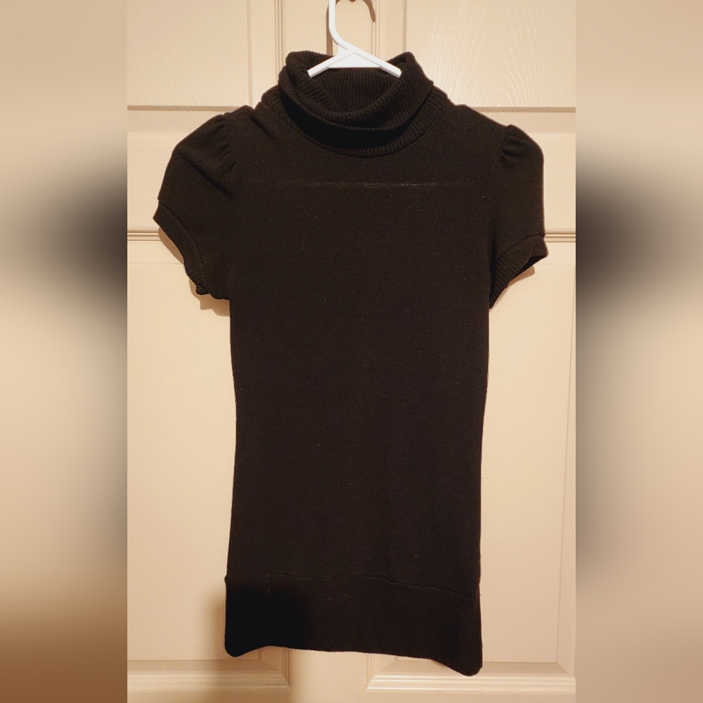 Short sleeve black top
